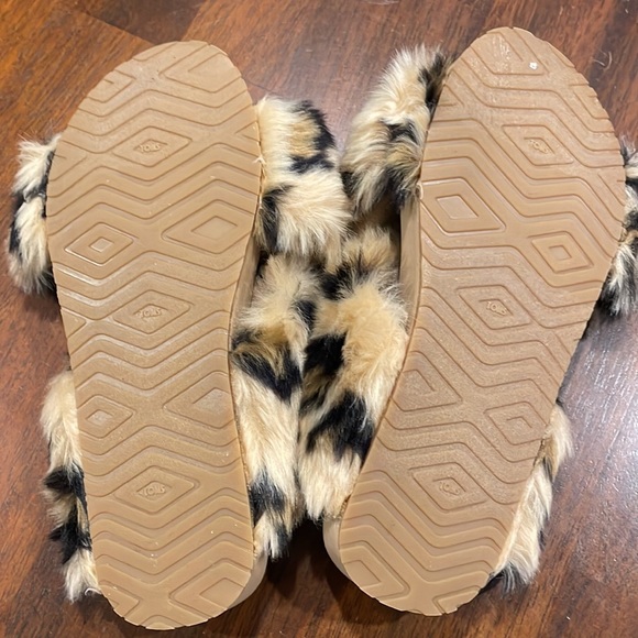 Toms manmade material fur slippers (sz 7) - Picture 2 of 5
